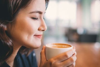 mujer tomando café